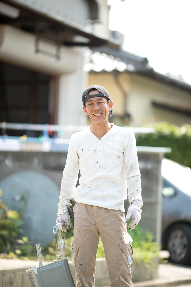 福津市の西住塗装代表の西住智彰さん。